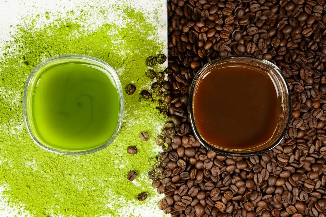 Zielony napój matcha obok kawy. Wybierz matcha zamiast kawy dla zdrowia i energii.