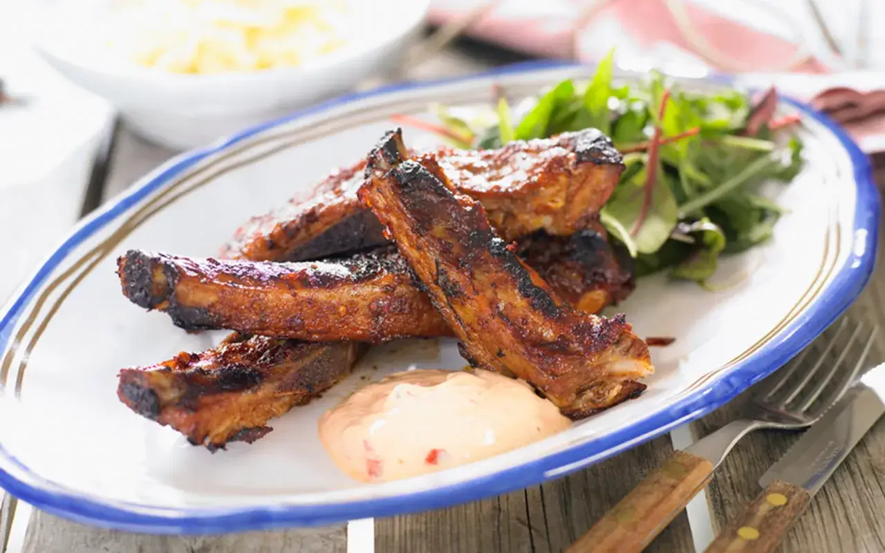 Grilla revben med en krämig dipp och fräsch sallad. Perfekt för en sommarkväll!