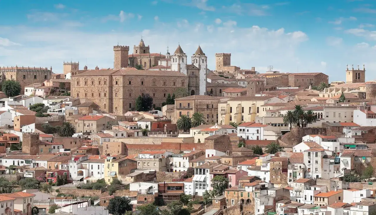 Vista panorámica de Cáceres, con sus edificios históricos y torres. Un lugar ideal para pasear con niños y descubrir su encanto.