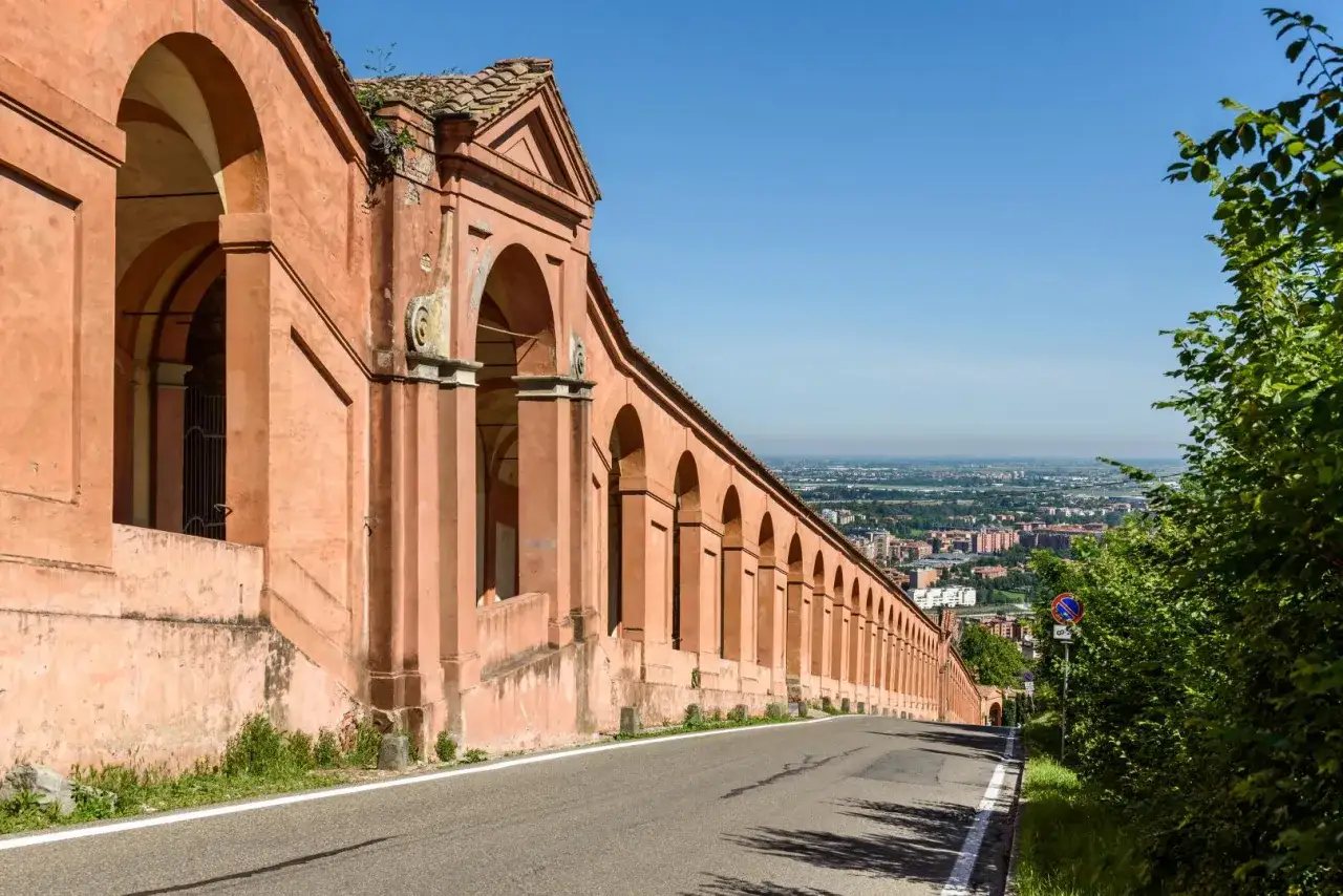 Portico di San Luca, simbolo di per cosa è famosa Bologna, si estende verso la città.