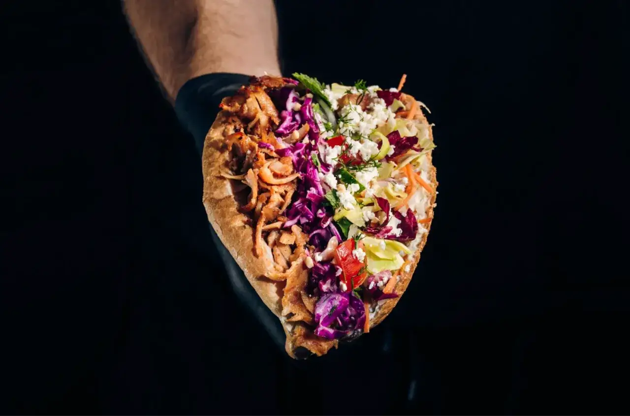 kebab z dużą ilością świeżych warzyw