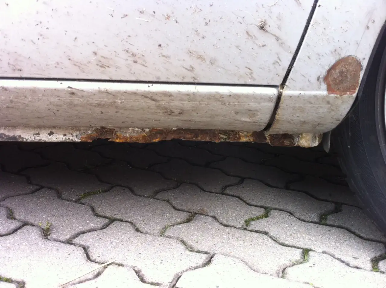 Stark verrosteter Schweller eines Autos. Die Kosten f&uuml;r Rost entfernen am Auto sind hier wahrscheinlich hoch.