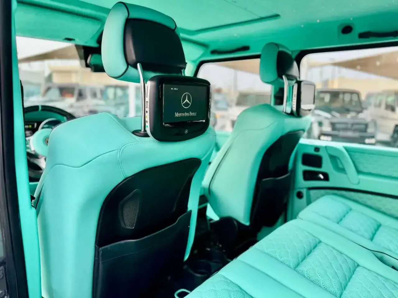 Wnętrze Mercedesa G Klasa Brabus w turkusowej skórze. Ekstrawagancki styl i luksus, który wpływa na mercedes g klasa brabus cena.