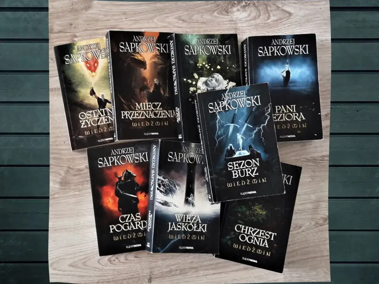 Książki fantasy dla młodzieży Andrzeja Sapkowskiego z serii Wiedźmin. Ostatnie życzenie, Miecz przeznaczenia, Pani Jeziora, Sezon burz, Czas pogardy, Wieża Jaskółki, Chrzest ognia.
