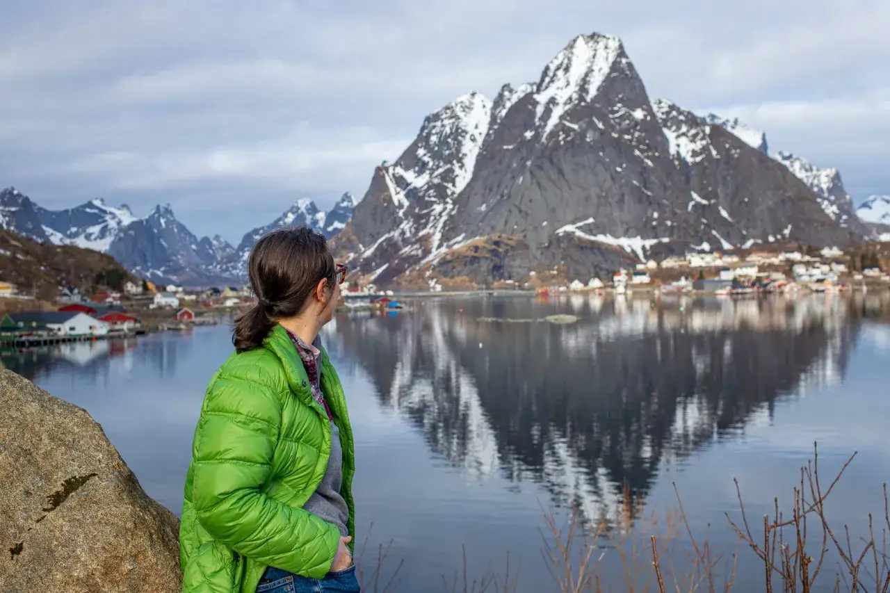 Vue imprenable sur les montagnes enneig&eacute;es et les maisons color&eacute;es, parfait pour un circuit Lofoten 6 jours.