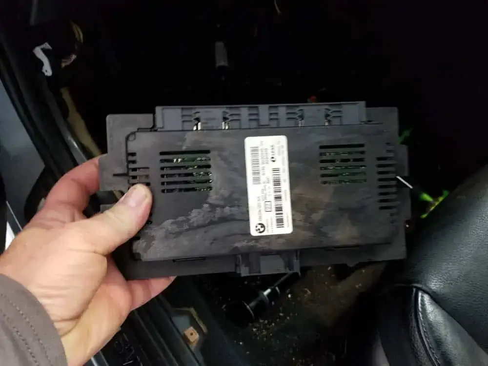 BMW E90 lokalizacja modułu FRM
