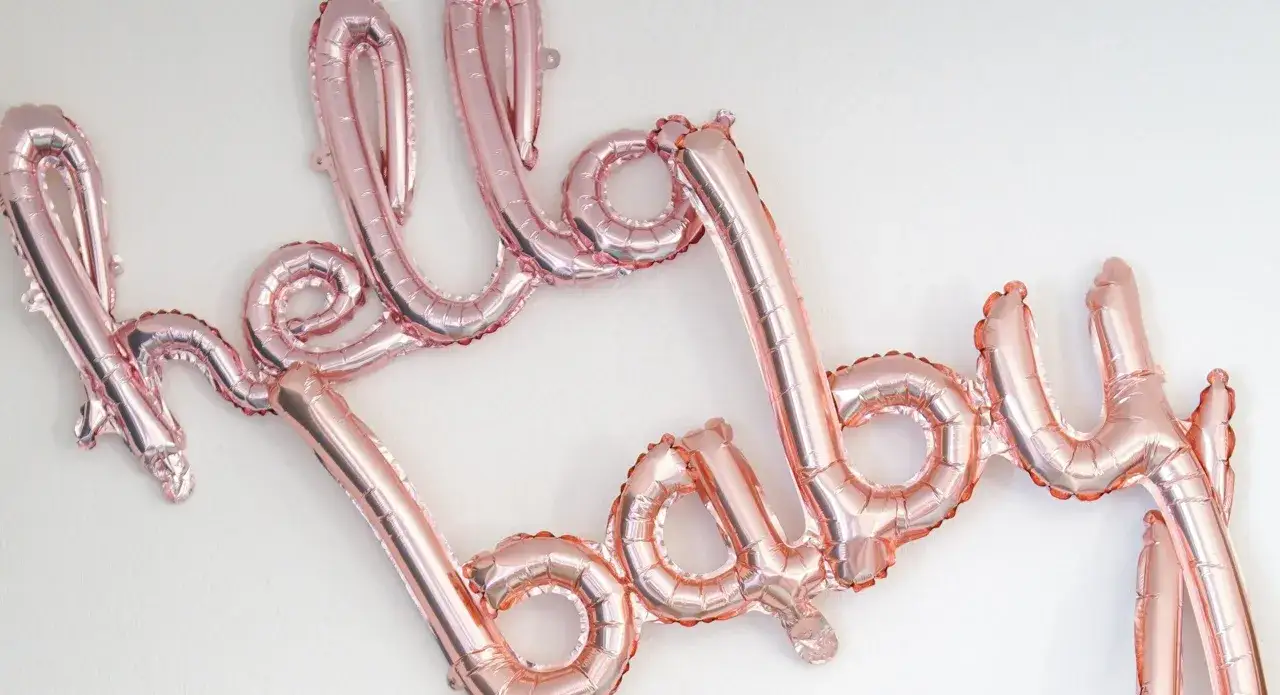 Rosa ballonger i form av texten