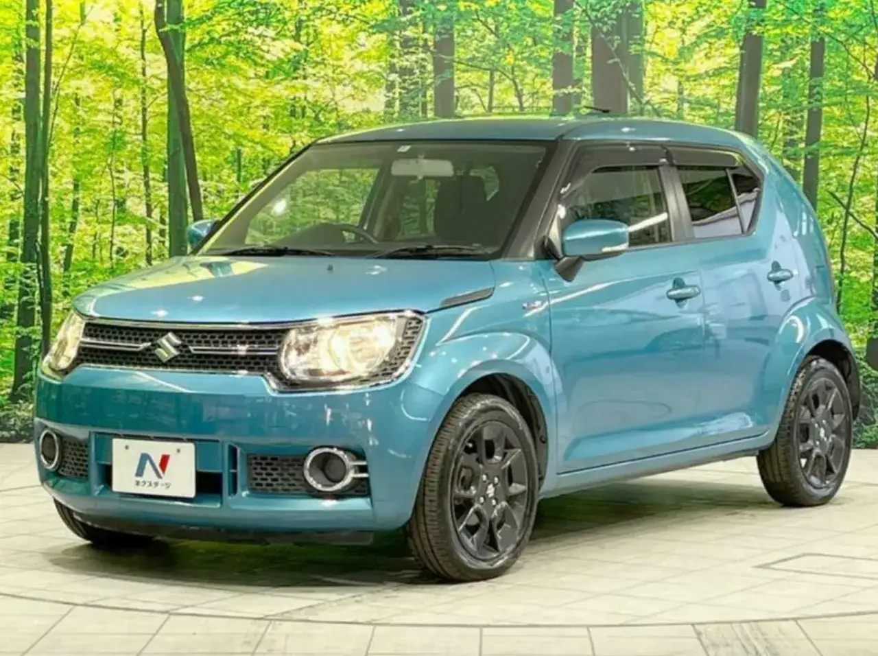 Suzuki Ignis blu, un'auto compatta con un design distintivo. Nonostante la sua popolarità, alcuni proprietari segnalano suzuki ignis difetti comuni.