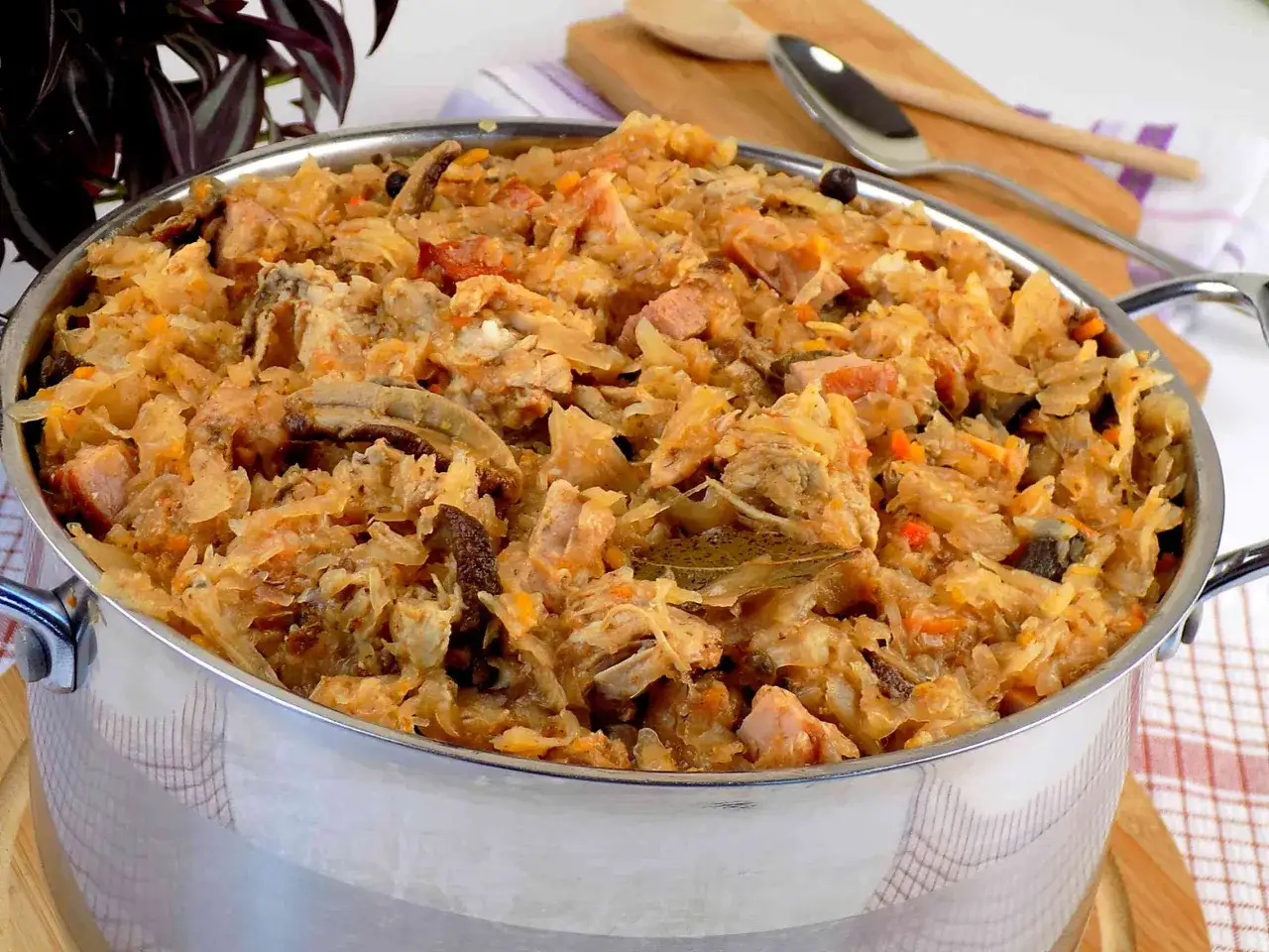 Gęsty, aromatyczny bigos w garnku, pełen mięsa i kapusty. Idealny na zimę, choć jego bigos kcal może być spory.