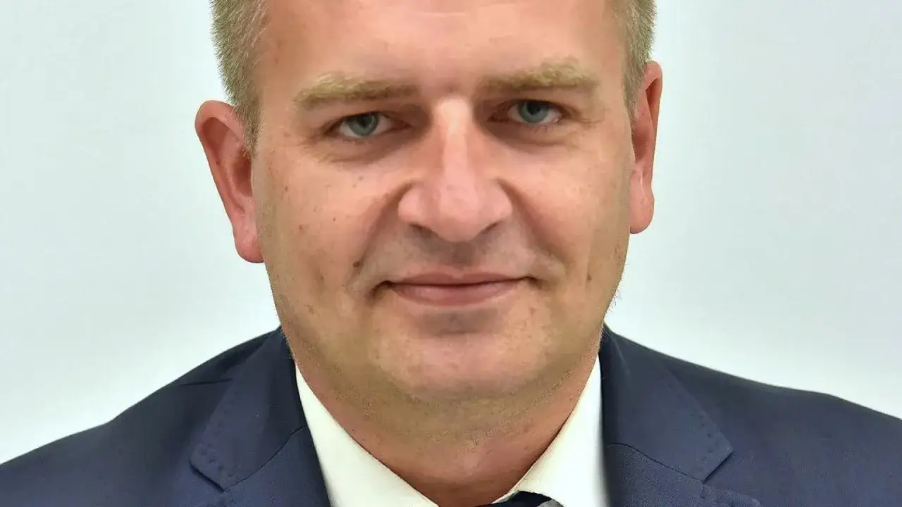 Portret polityka Bartosza Arłukowicza w garniturze. Wygląda jakby miał coś do ukrycia, niczym agent.
