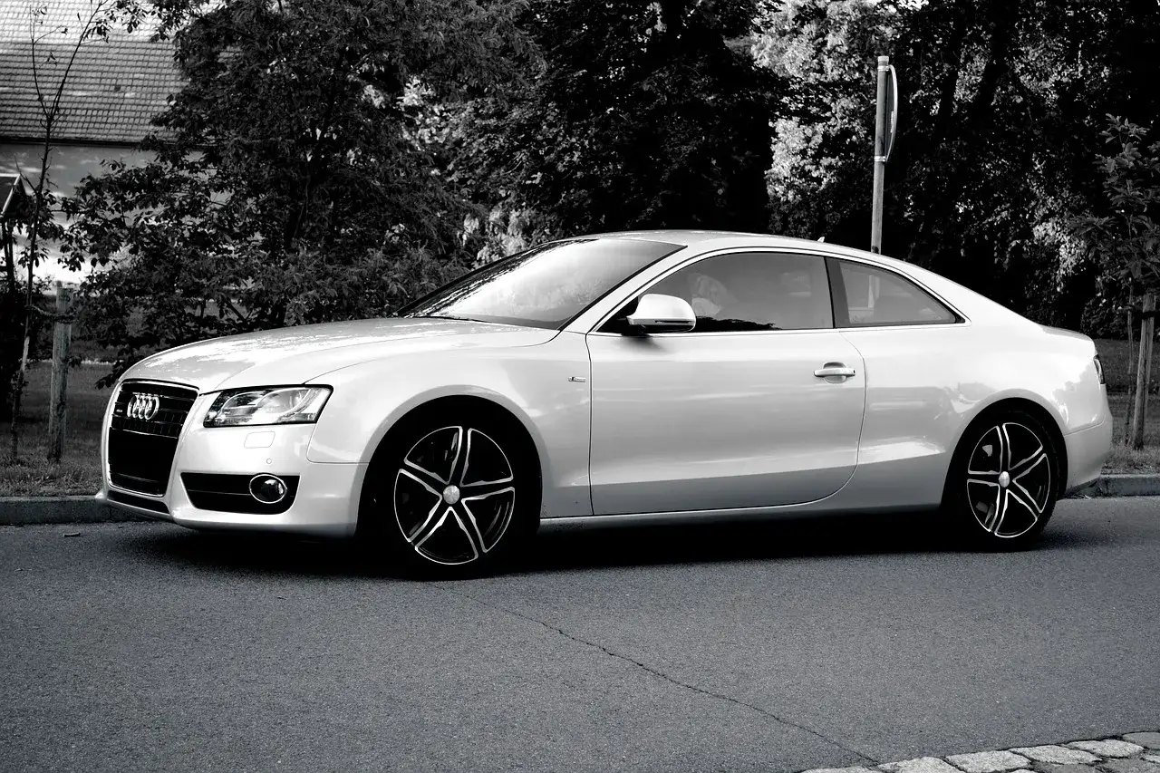 Srebrne Audi coupe na niemieckiej drodze. Marzysz, jak kupić auto w Niemczech?