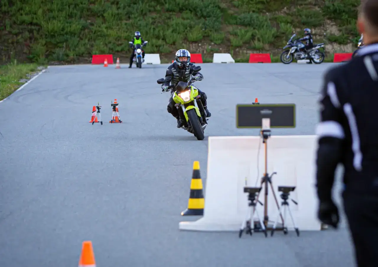 Motocyklista na placu manewrowym. Zastanawiasz się, ile trwa kurs na prawo jazdy kat A?