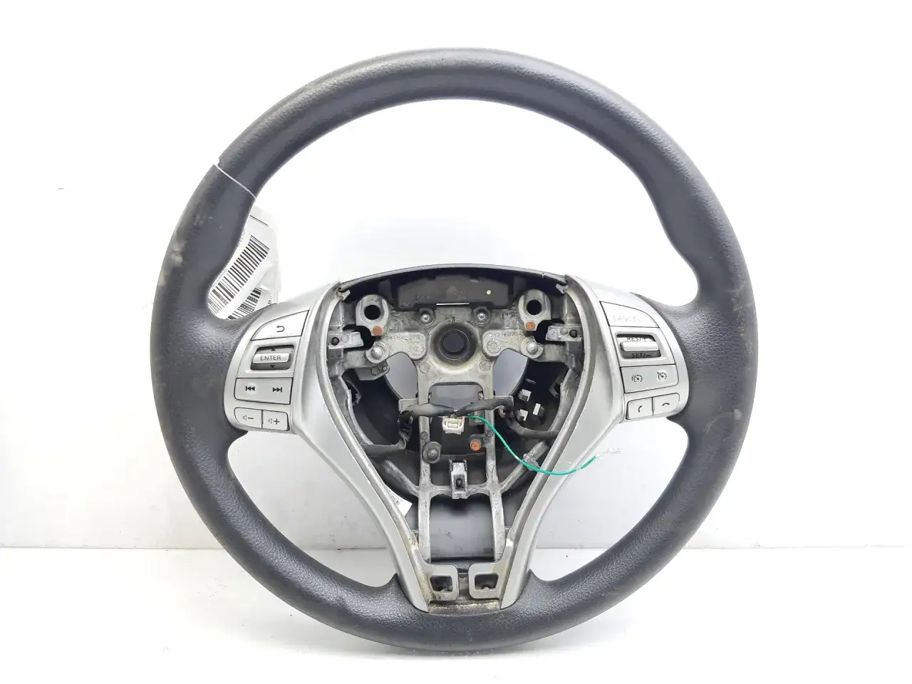 Volante de Nissan Qashqai b1054 con botones de control de audio y crucero.