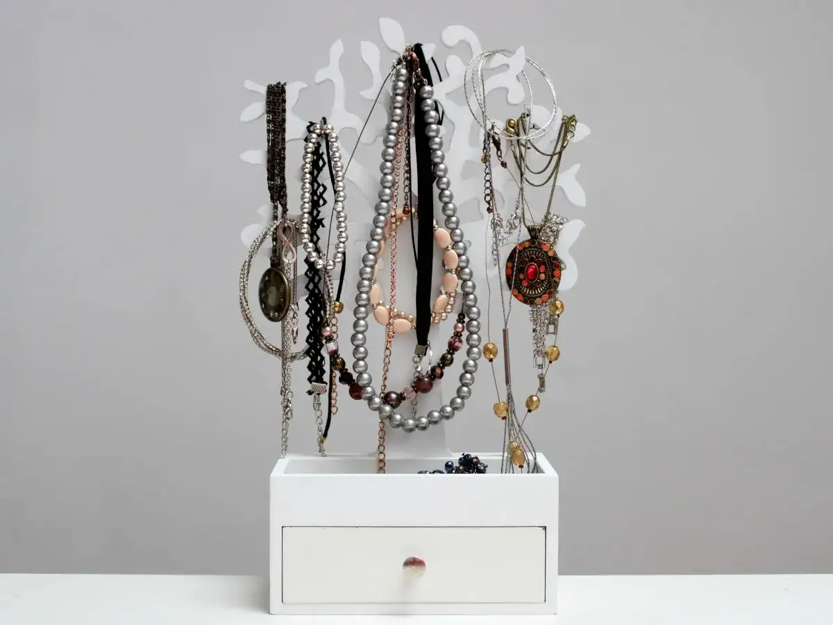 DIY organizer na biżuterię ścienny pomysły