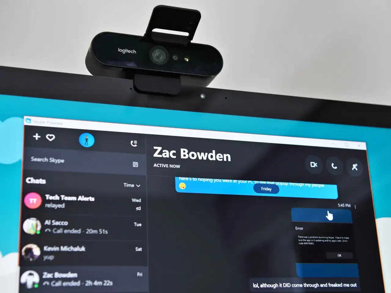 Jak zainstalować Skype na komputerze? Widok ekranu z aplikacją Skype, na górze zamontowana kamera Logitech.