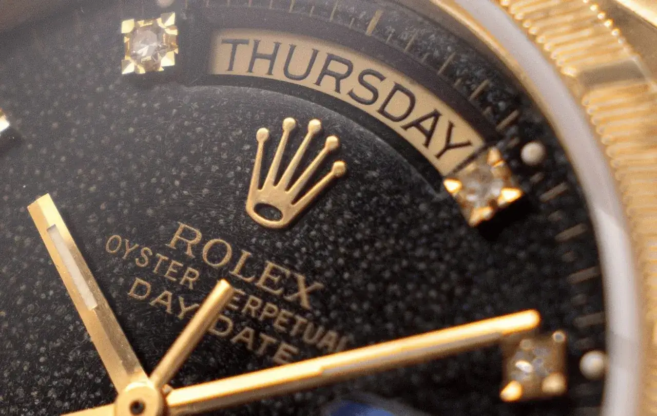 Złoty Rolex z diamentami i napisem THURSDAY. Delikatna oksydacja dodaje mu charakteru.