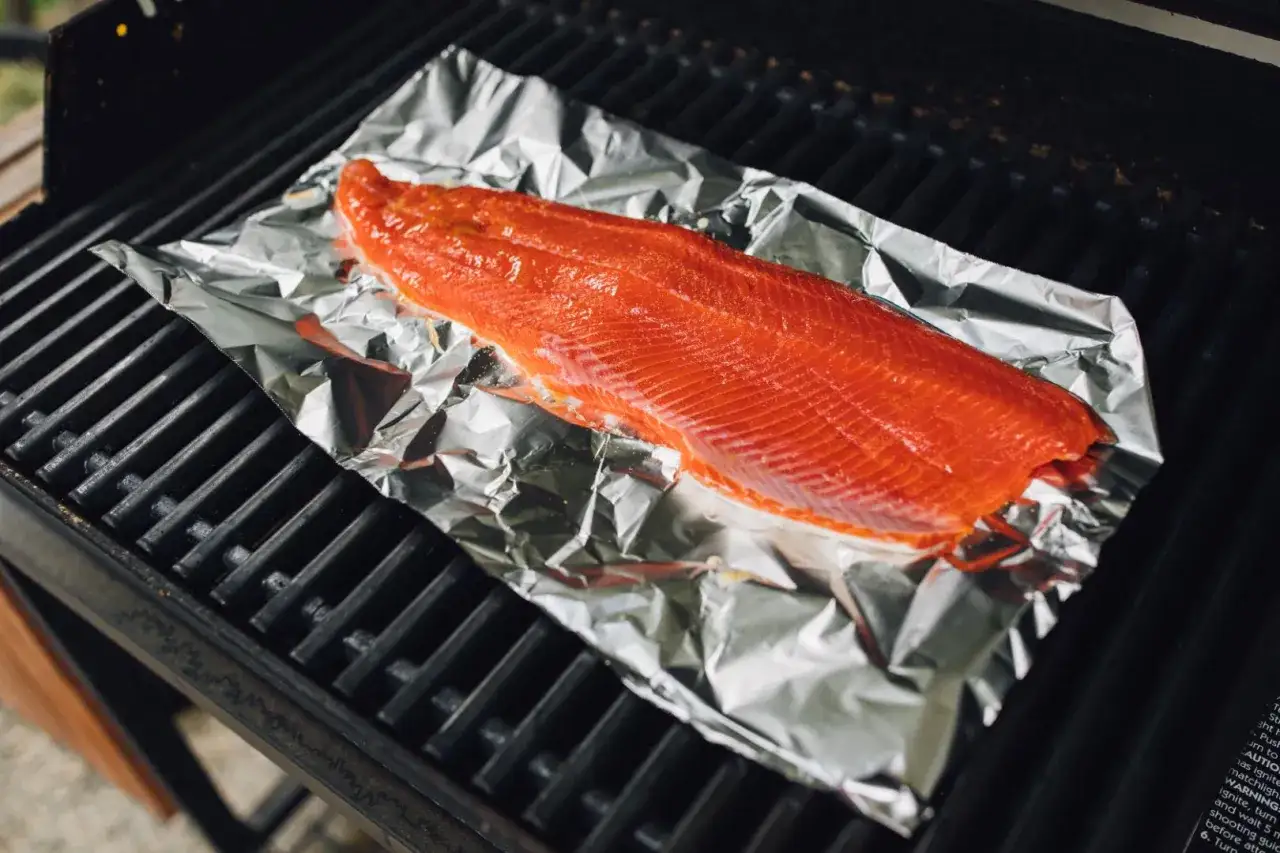 En bit lax p&aring; folie p&aring; grillen. Det &auml;r grilla lax tid!