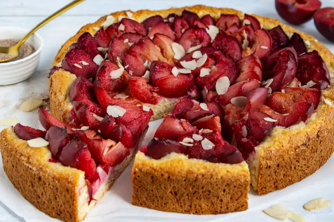 Saftiger, schneller Pflaumenkuchen mit Quark und Mandelbl&auml;ttchen. Ein Genuss f&uuml;r jeden Kaffeetisch!
