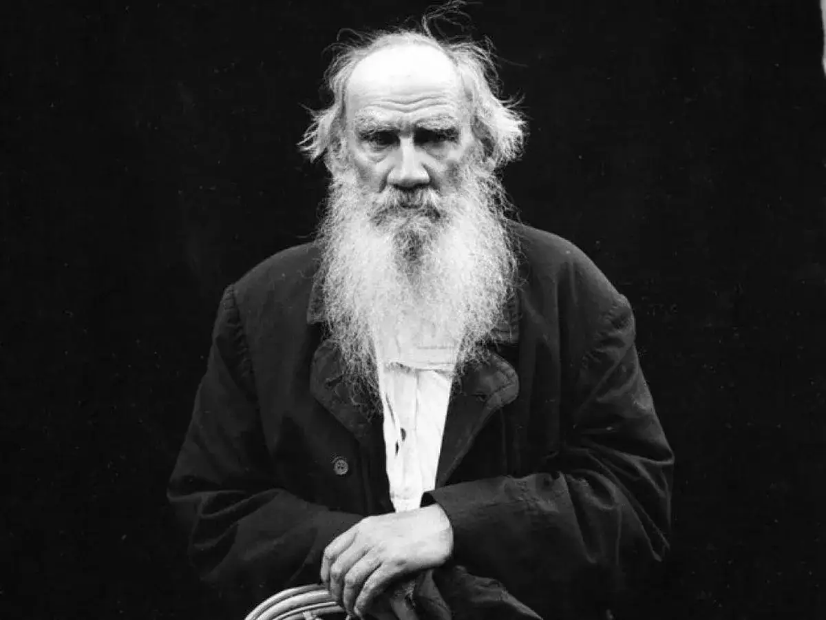 Retrato de un hombre mayor con barba blanca, que evoca la reflexión sobre la vida y la muerte, como en