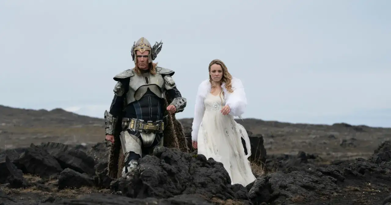 Para na tle islandzkiego krajobrazu, w strojach inspirowanych mitologią, jak z Eurowizji Islandia.