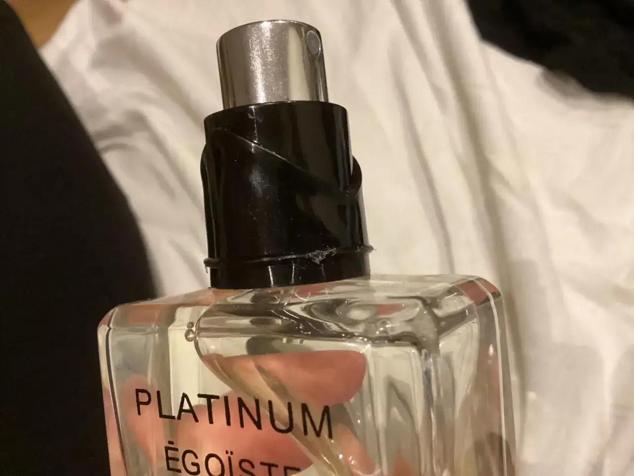 Szklana butelka z płynem, na której widnieje napis CHANEL PLATINUM EGOISTE.