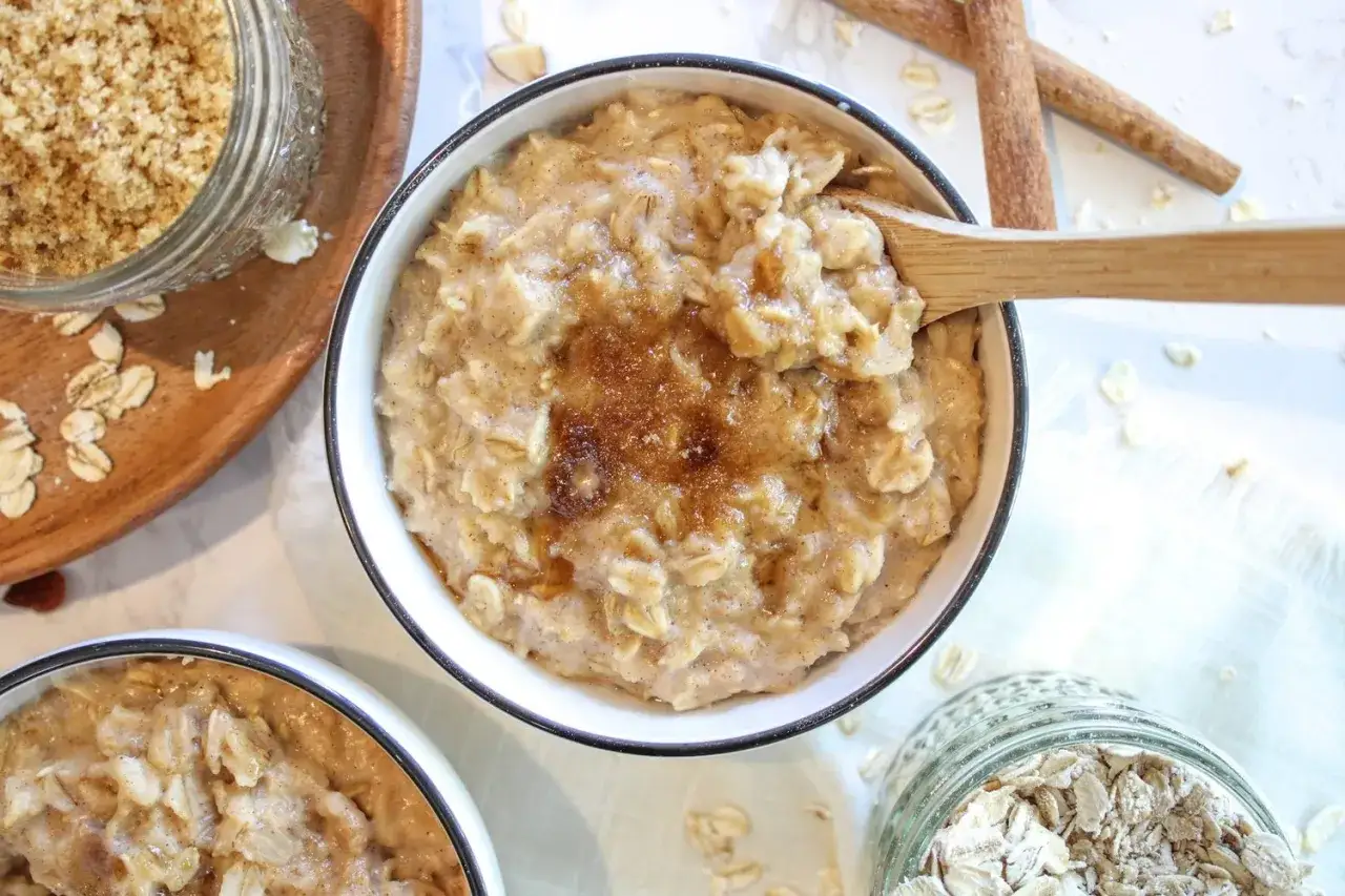 Un taz&oacute;n de avena cremosa con canela y az&uacute;car moreno, listo para disfrutar. Aprende como cocinar avena para un desayuno saludable.