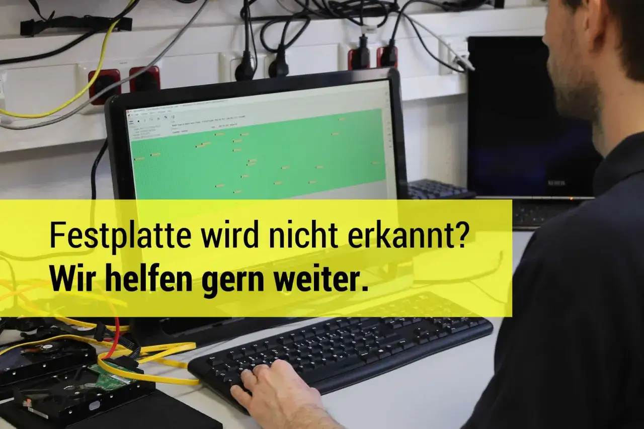 Festplatte wird nicht erkannt? Ein Techniker prüft die Verbindung einer Seagate Festplatte am Computer. Wir helfen gern weiter.