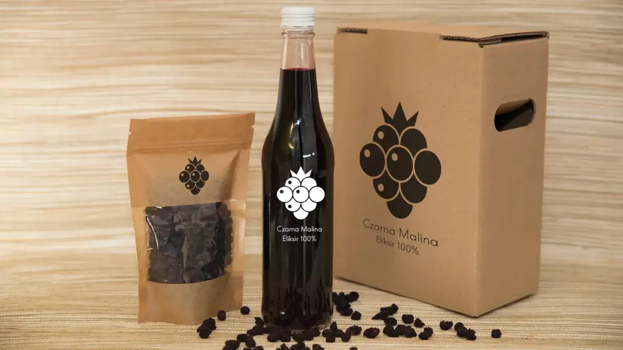Czarna malina w eliksirze i suszonych owocach, w butelce i opakowaniu z logo. Jakby prosto z francuskiego Chambord.