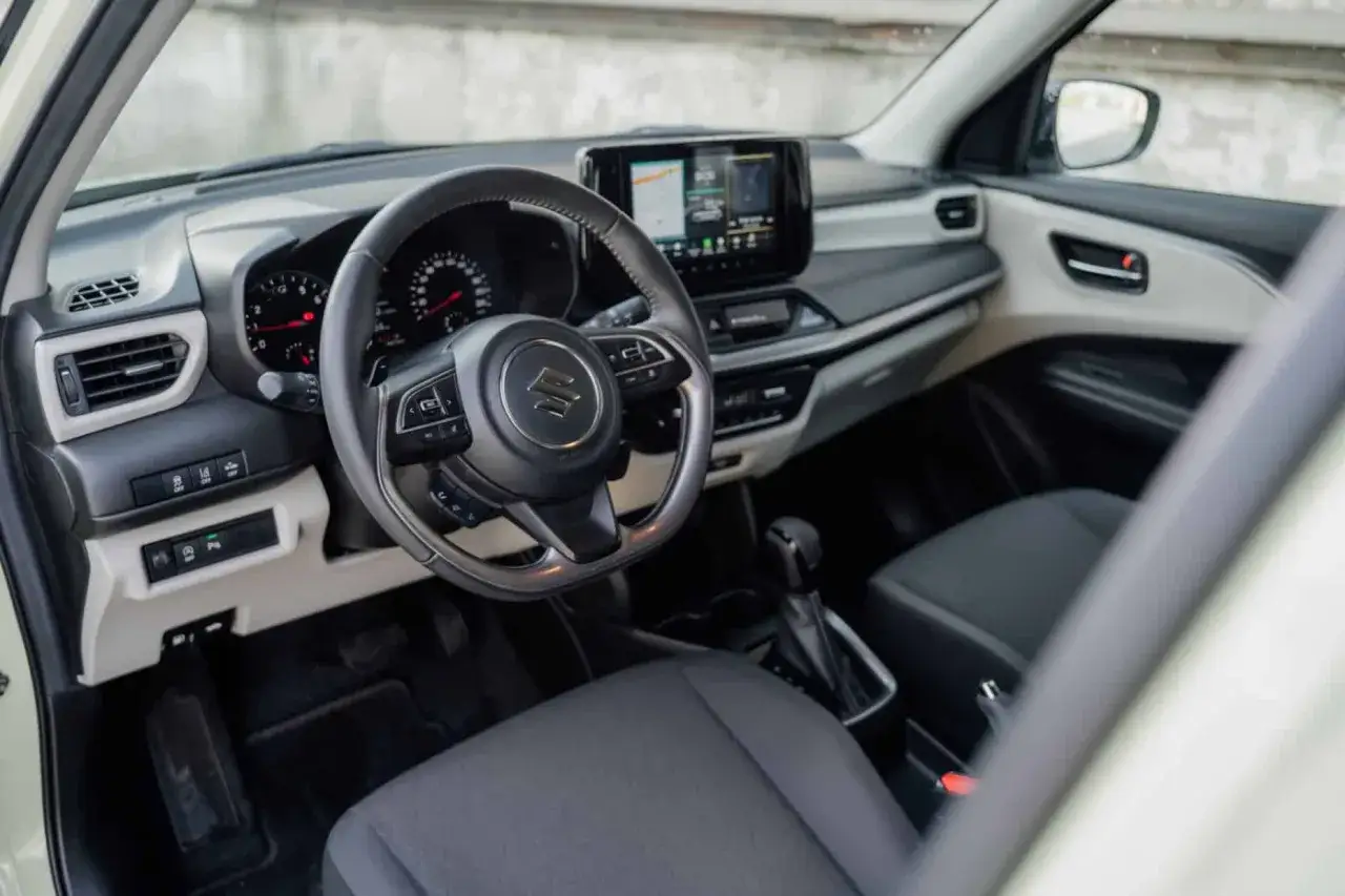 Wnętrze Suzuki Swift. Sprawdź aktualne suzuki swift - ceny i wyposażenie.