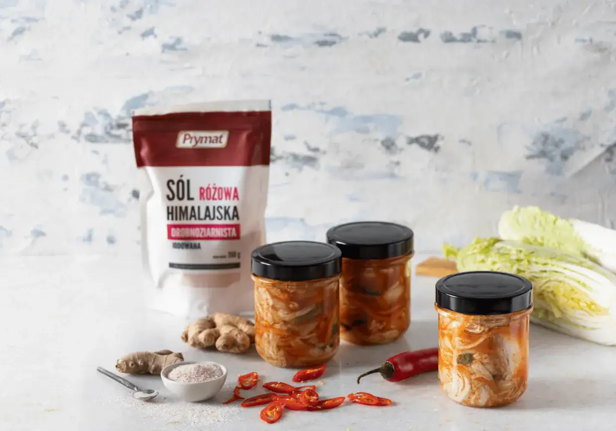 różne słoiki kimchi w sklepie azjatyckim