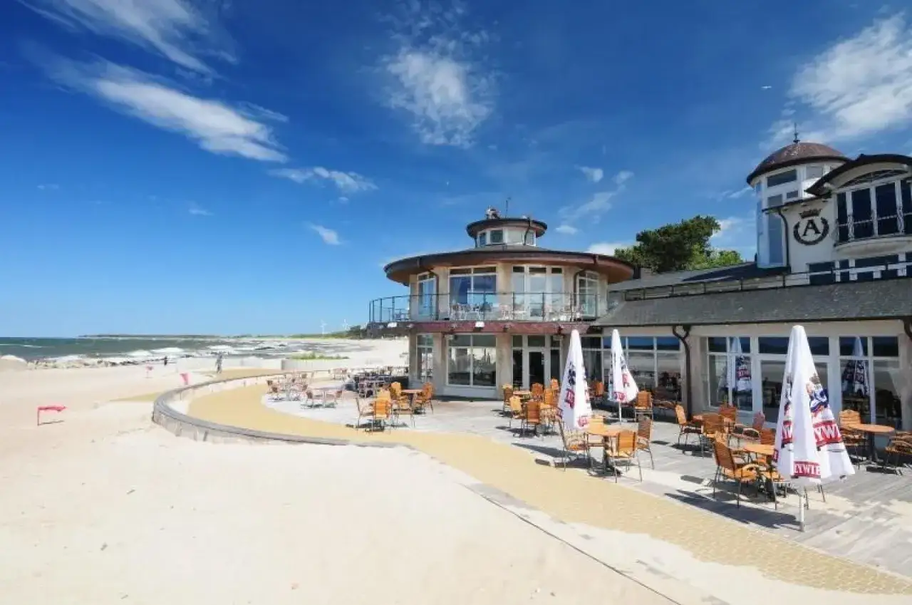 Hotel Apollo Darłówko zaprasza na wypoczynek nad morzem. Taras z widokiem na plażę i morze, idealny na letnie popołudnia.