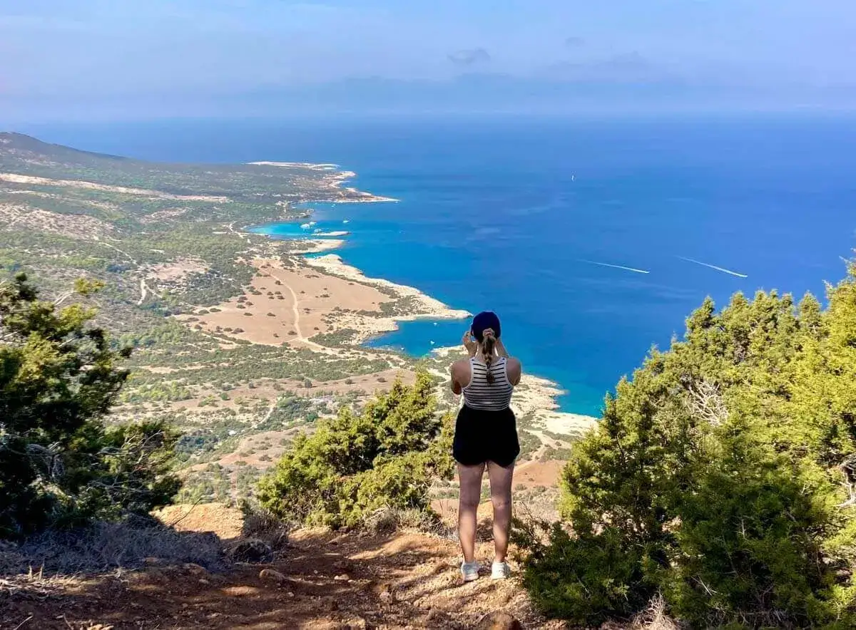 Frau blickt auf die K&uuml;ste Zyperns. Tolle Aussicht f&uuml;r Zypern Reisetipps!