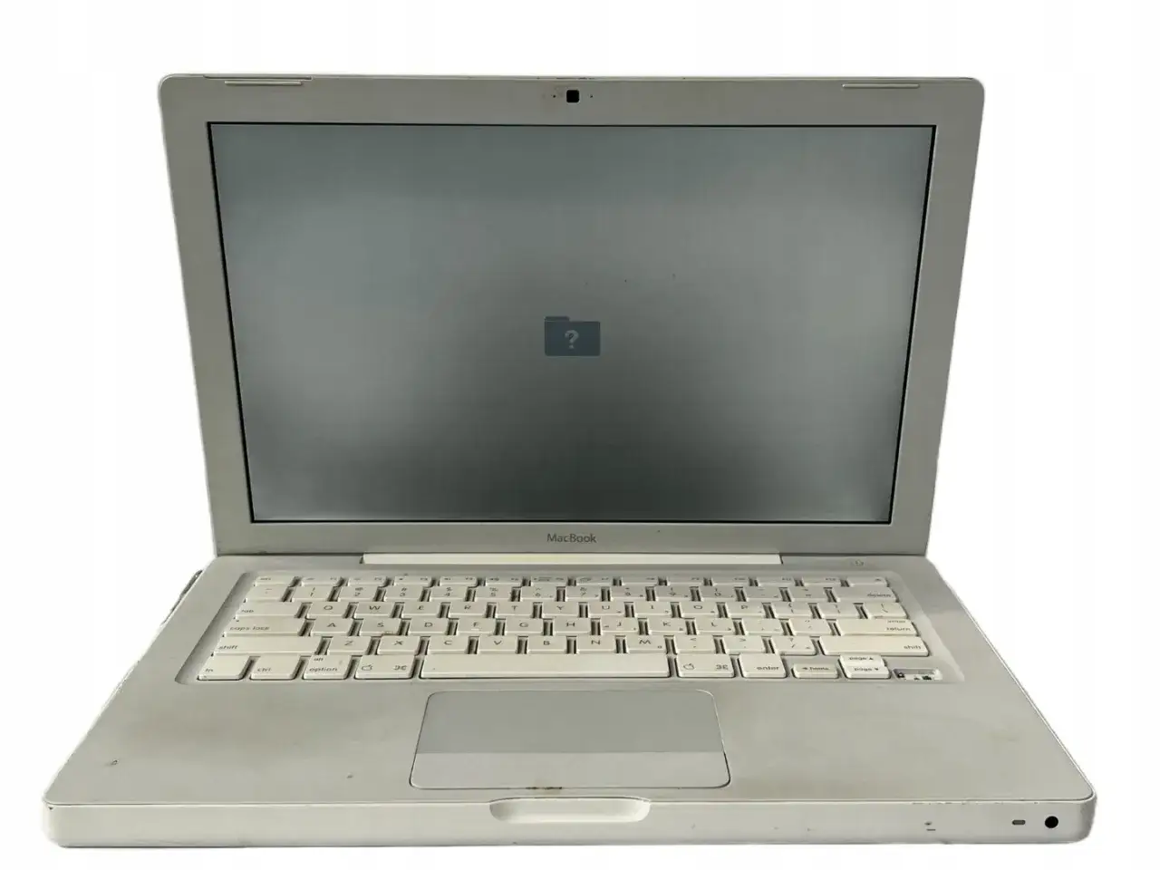 Pierwszy MacBook z ikoną folderu i znakiem zapytania na ekranie.