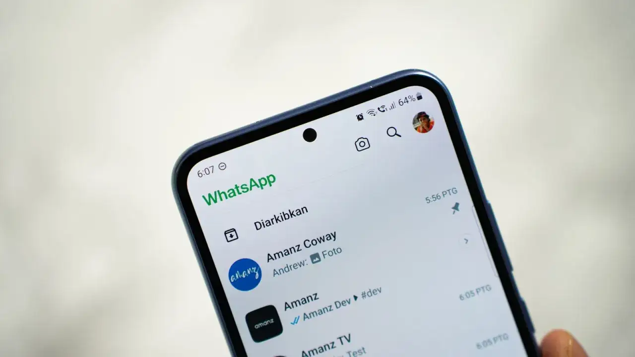 Na ekranie telefonu widać listę czatów WhatsApp. Czy na WhatsApp widac ss? Tak, widać rozmowę z Amanzem Coway, gdzie Andrew wysłał zdjęcie.