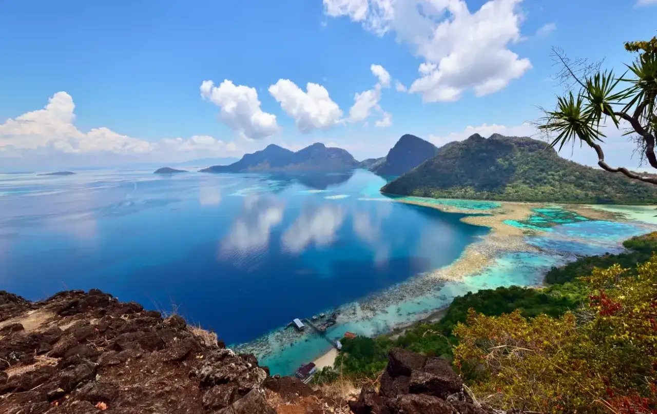 Traumhafte Aussicht auf Borneo: t&uuml;rkisfarbenes Wasser, gr&uuml;ne Inseln und ein perfekter Ort f&uuml;r Borneo Backpacking.