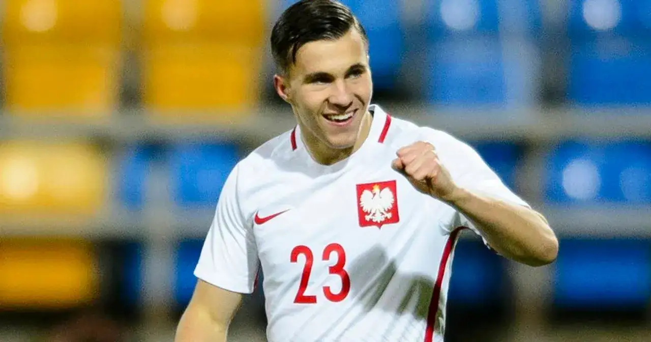 Uśmiechnięty piłkarz w koszulce z numerem 23 i godłem Polski. Ciekawe, ile zarabia piłkarz za 1 mecz w takiej reprezentacji!