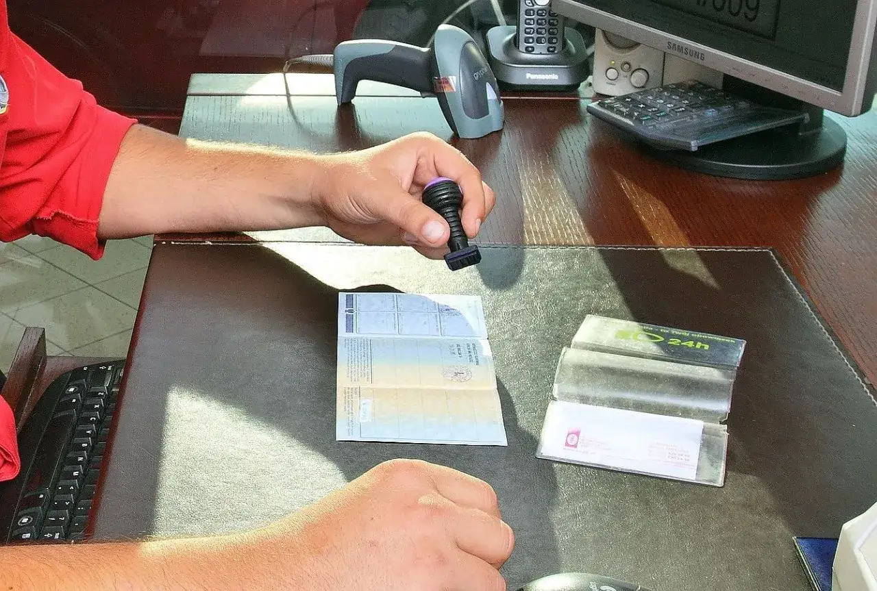 Przegląd techniczny pojazdu bez dowodu rejestracyjnego jest niemożliwy. Na zdjęciu widać pieczątkę i dokumenty.