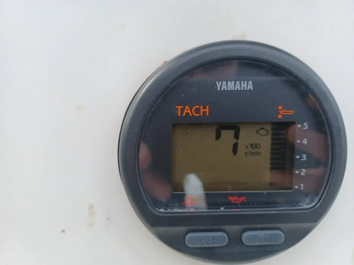 Compteur Yamaha TACH affichant 7 x 100 tr/min. Le voyant moteur Yamaha hors bord est allum&eacute;.