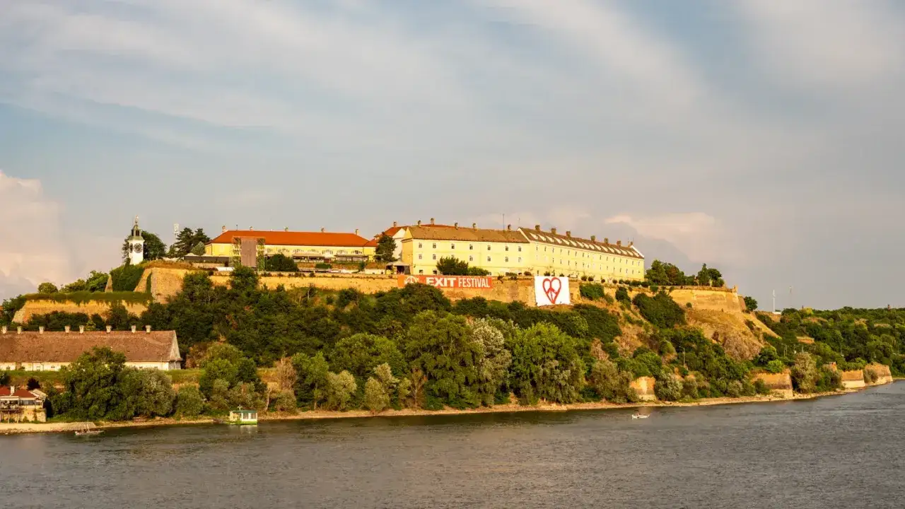 Festung Petrovaradin in Novi Sad, Serbien, mit Bannern für das EXIT FESTIVAL und einem Friedenssymbol.