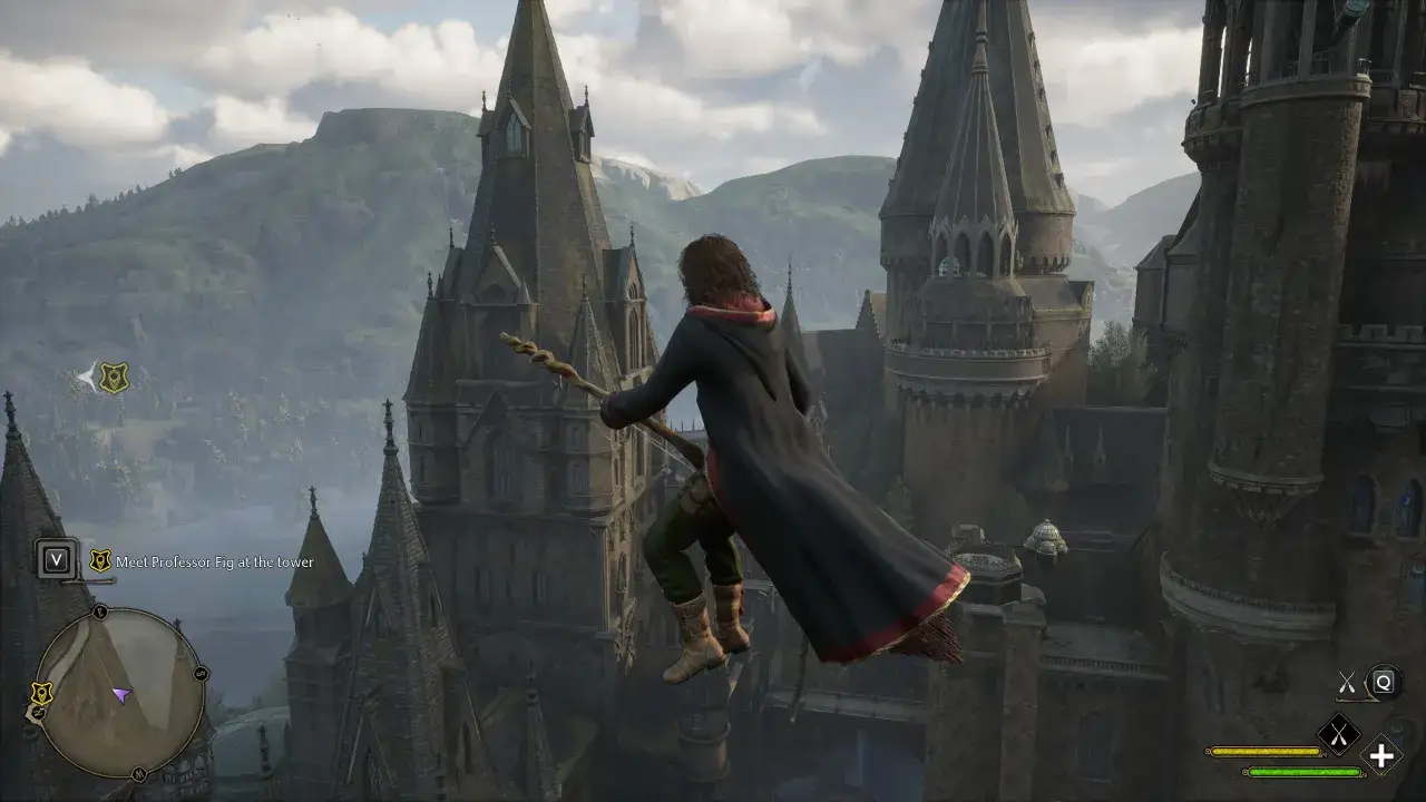 Ein Spieler fliegt auf einem Besen über Hogwarts, bereit für ein spannendes Hogwarts Legacy Quidditch-Spiel.