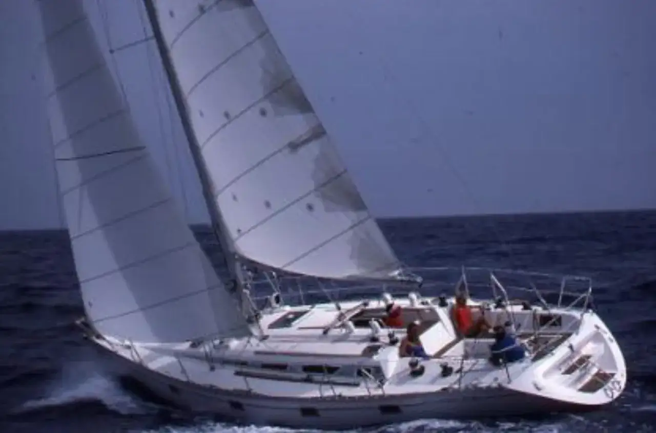 Un voilier navigue sur une mer agitée, ses voiles gonflées par le vent. Un rêve au soleil, 28 avis sur cette belle journée.