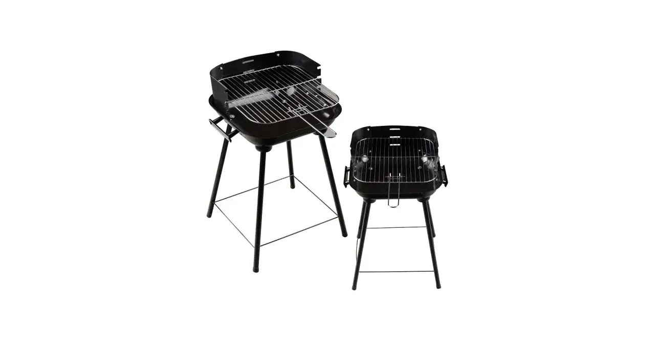 Två svarta, fyrkantiga kolgrillar på stativ. Perfekta för sommarens grillfester.