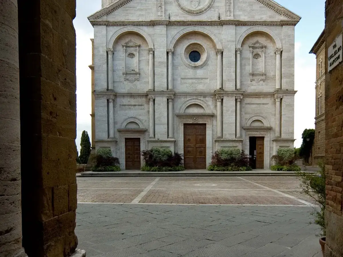 Piazza del Duomo a Pienza, un incantevole borgo medievale. La facciata rinascimentale della cattedrale domina la scena.