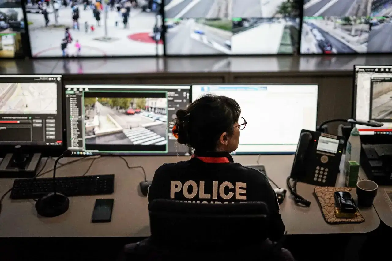 Agent de police surveillant les &eacute;crans, un t&eacute;l&eacute;phone &agrave; port&eacute;e de main. Le radar telephone au volant est une pr&eacute;occupation constante.