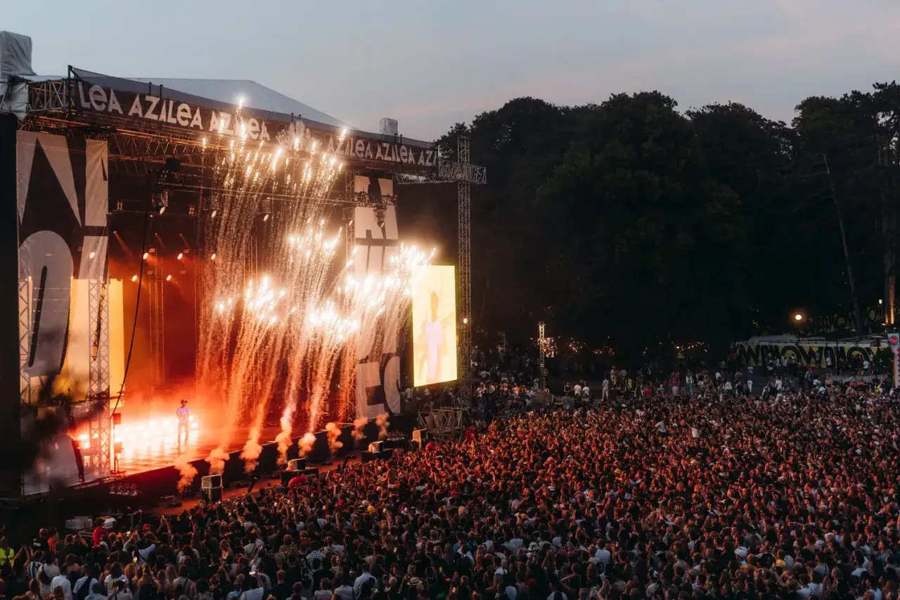 Stor publik p&aring; Way Out West-festivalen njuter av en konsert med fyrverkerier och en artist p&aring; scenen.