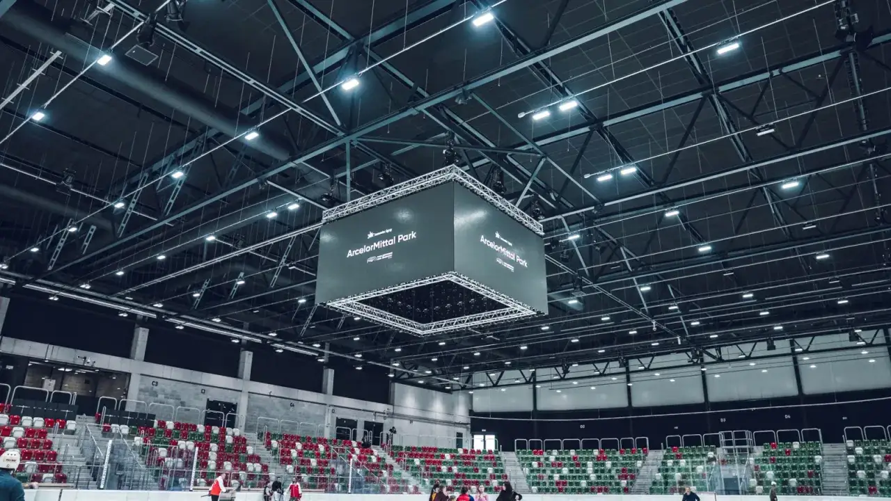 Widok hali sportowej z tablicą multimedialną ArcelorMittal Park. Puste trybuny czekają na kibiców.