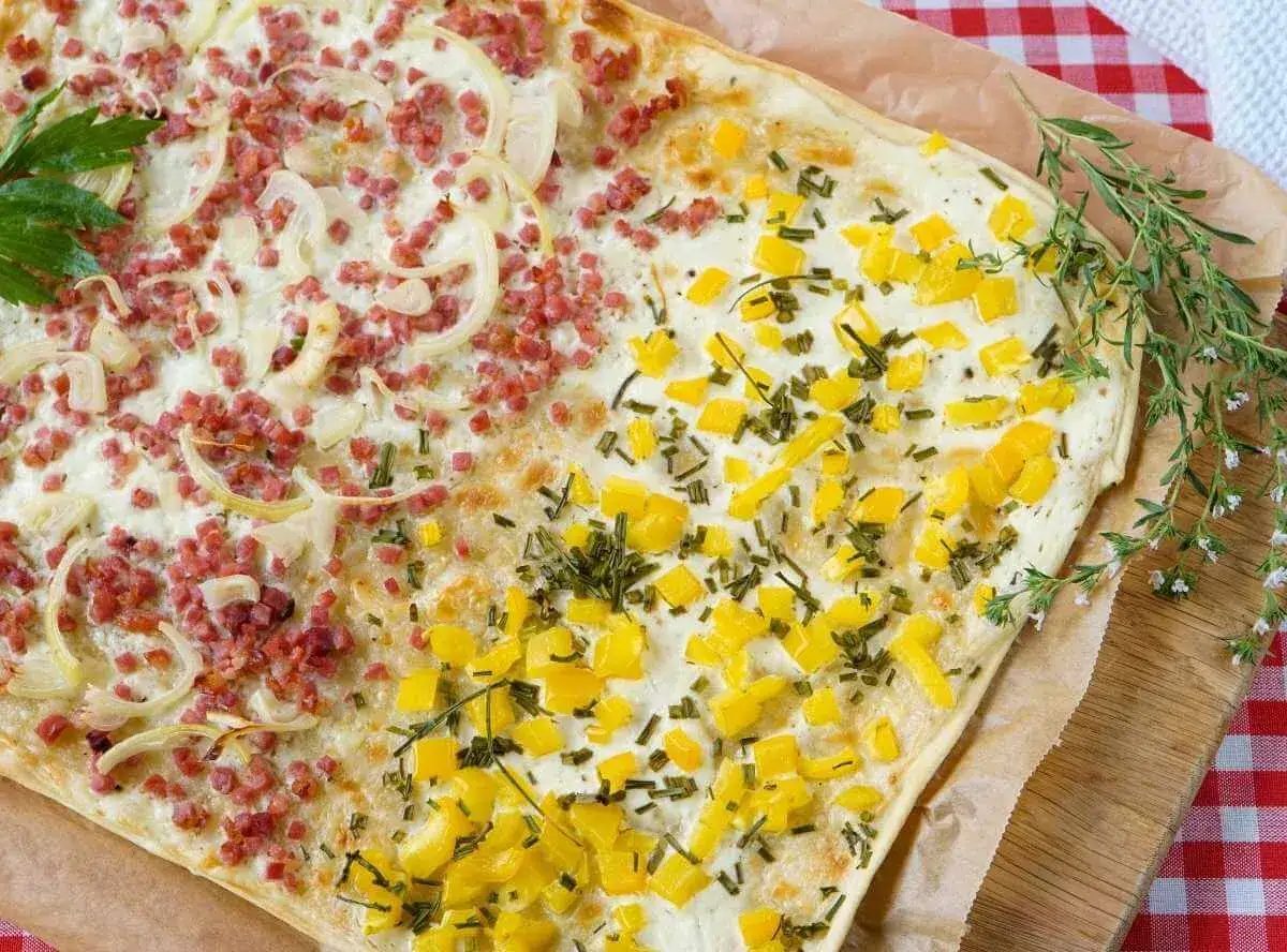 Flammkuchen mit Speck, Zwiebeln und gelben Paprikaw&uuml;rfeln &ndash; tolle Flammkuchen Ideen f&uuml;r jeden Geschmack!