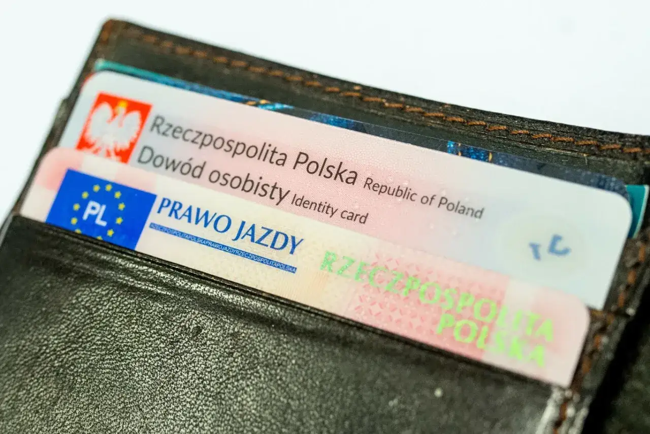 Portfel z polskim dowodem osobistym i prawem jazdy. Dokumenty gotowe na podróż, by bez problemu korzystać z polskiego prawa jazdy za granicą.