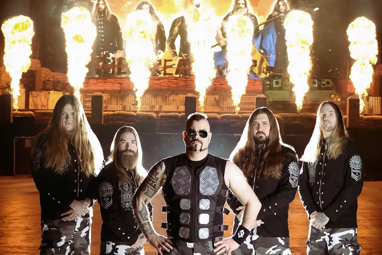 Zesp&oacute;ł Sabaton w bojowych strojach, z płomieniami w tle, zapowiada nowy album.
