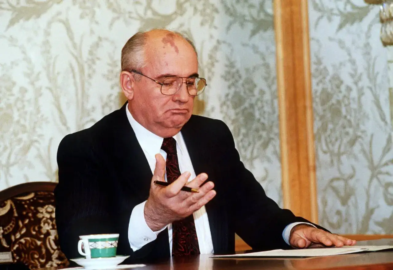 Michail Gorbatschow, der die Perestroika-Bedeutung verk&ouml;rpert, sitzt nachdenklich mit einem Stift in der Hand.